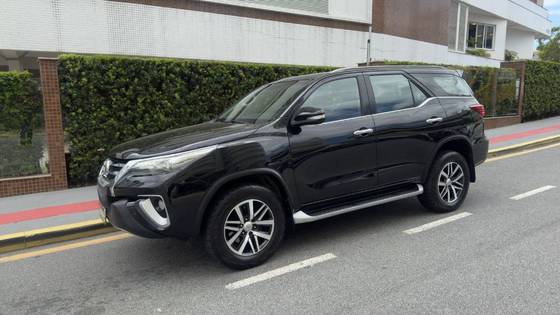 TOYOTA HILUX SW4 2.8 SRX 4X4 7 LUGARES 16V TURBO INTERCOOLER DIESEL 4P AUTOMÁTICO